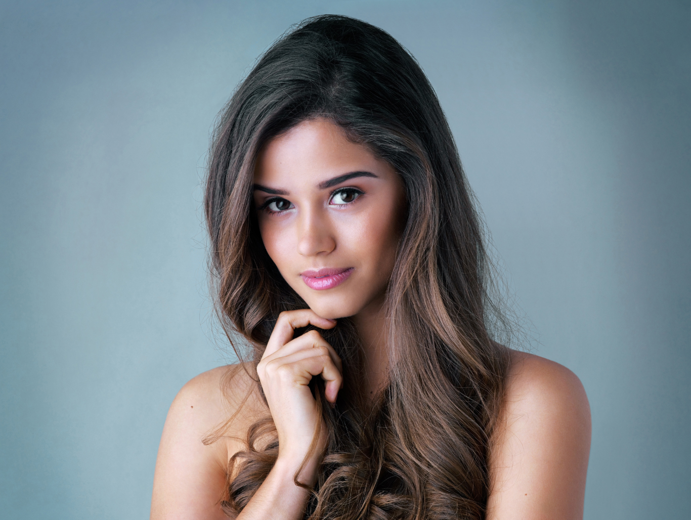 Balayage hairstyle by Simon Warwick Salons, expert hairdressers in London, creating beautiful wearable hair with soft waves and natural tones